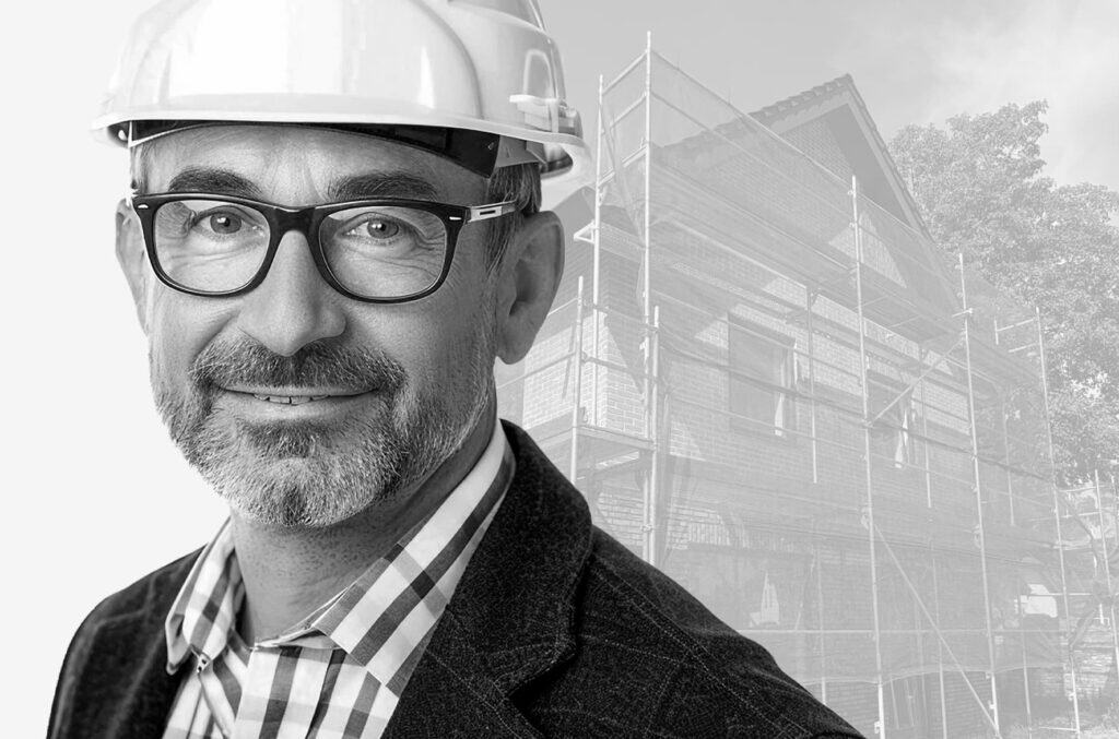 Steigerbouw expert met bouwsteiger op achtergrond.